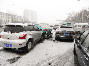 天津市受降雪影响 交通事故频发